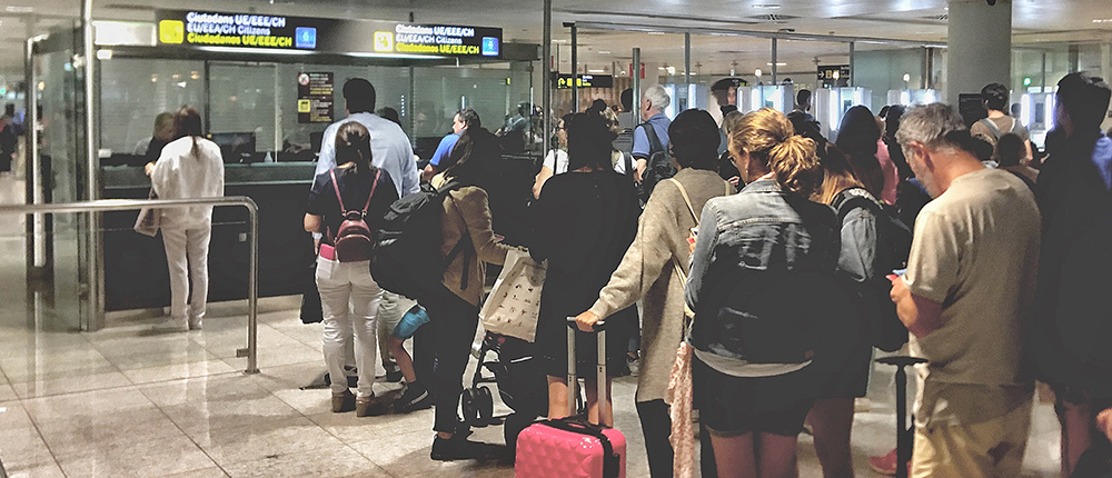 travelers-stand-in-line-at-customs-and-immigration-2022-11-04-06-12-39-utc-retouchee